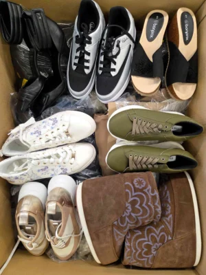 The photo shows a package with footwear in the category BSU.