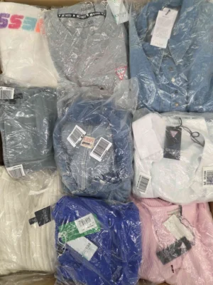 The photo shows a package with clothing in the category B.