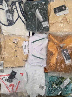 The photo shows a package with clothing in the category B.