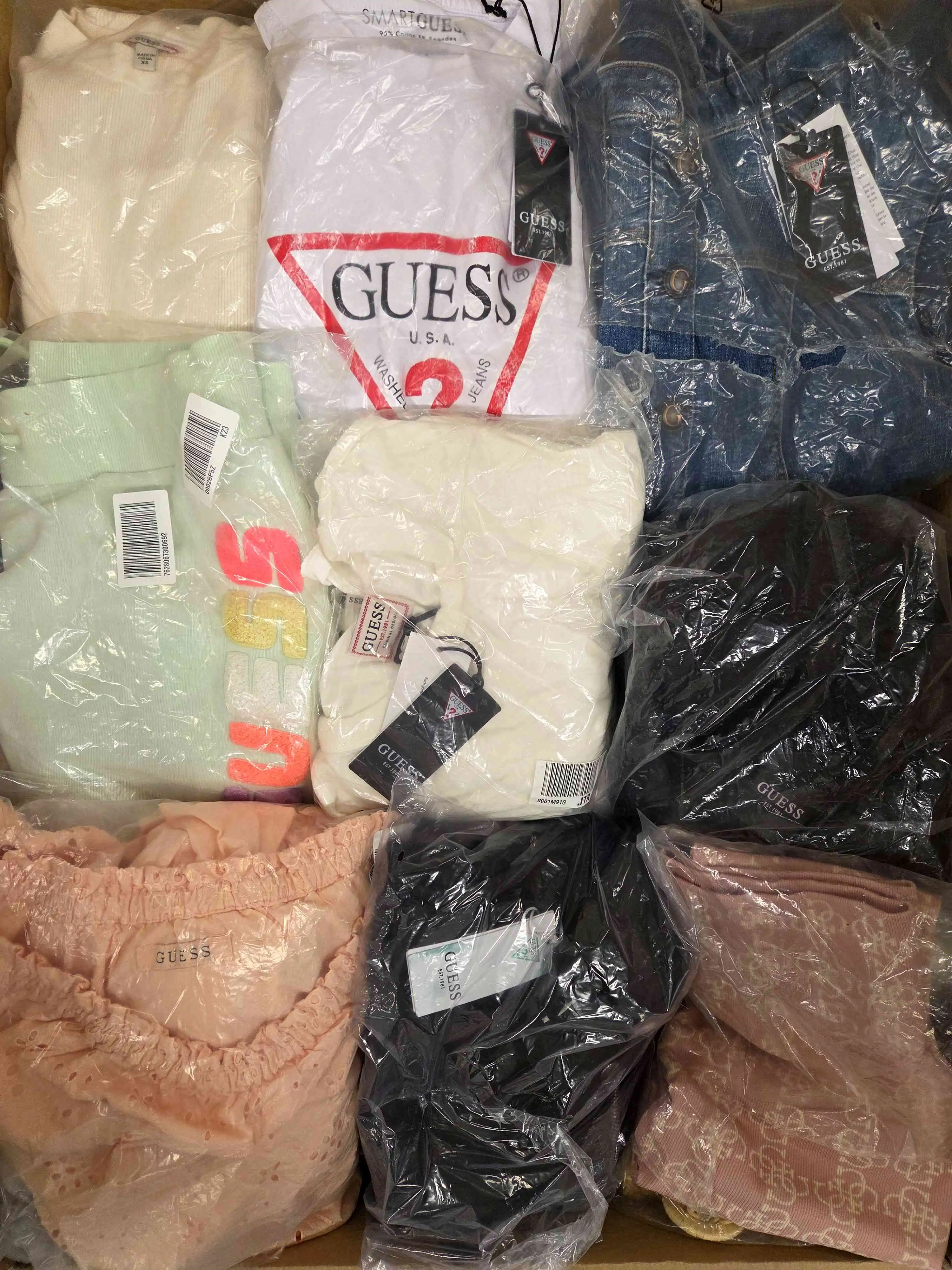 GB335 3 The photo shows a package with clothing in the category B.