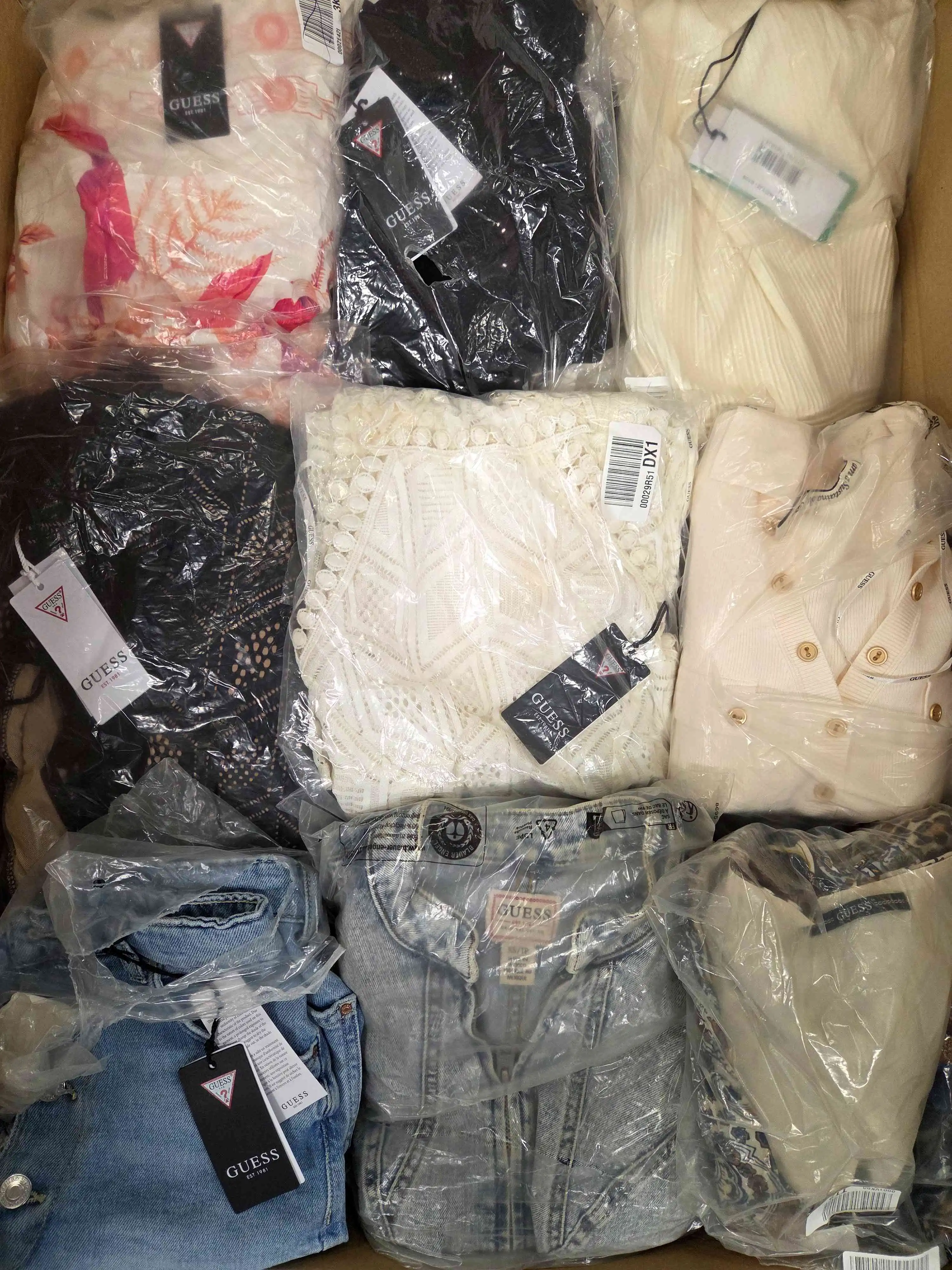 GB338 3 The photo shows a package with clothing in the category B.