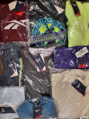 The photo shows a package with clothing in the category R.