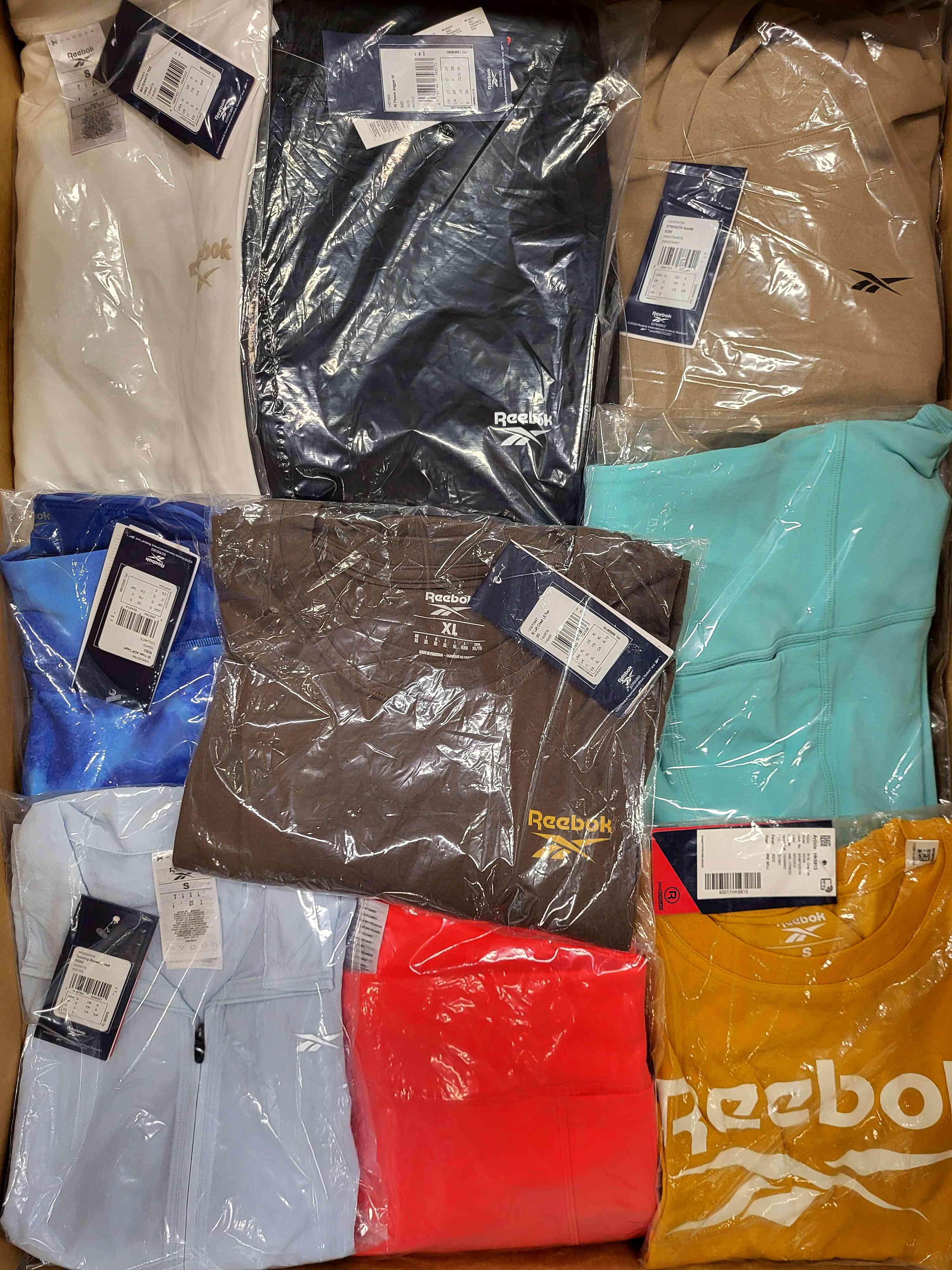 R425 3 The photo shows a package with clothing in the category R.