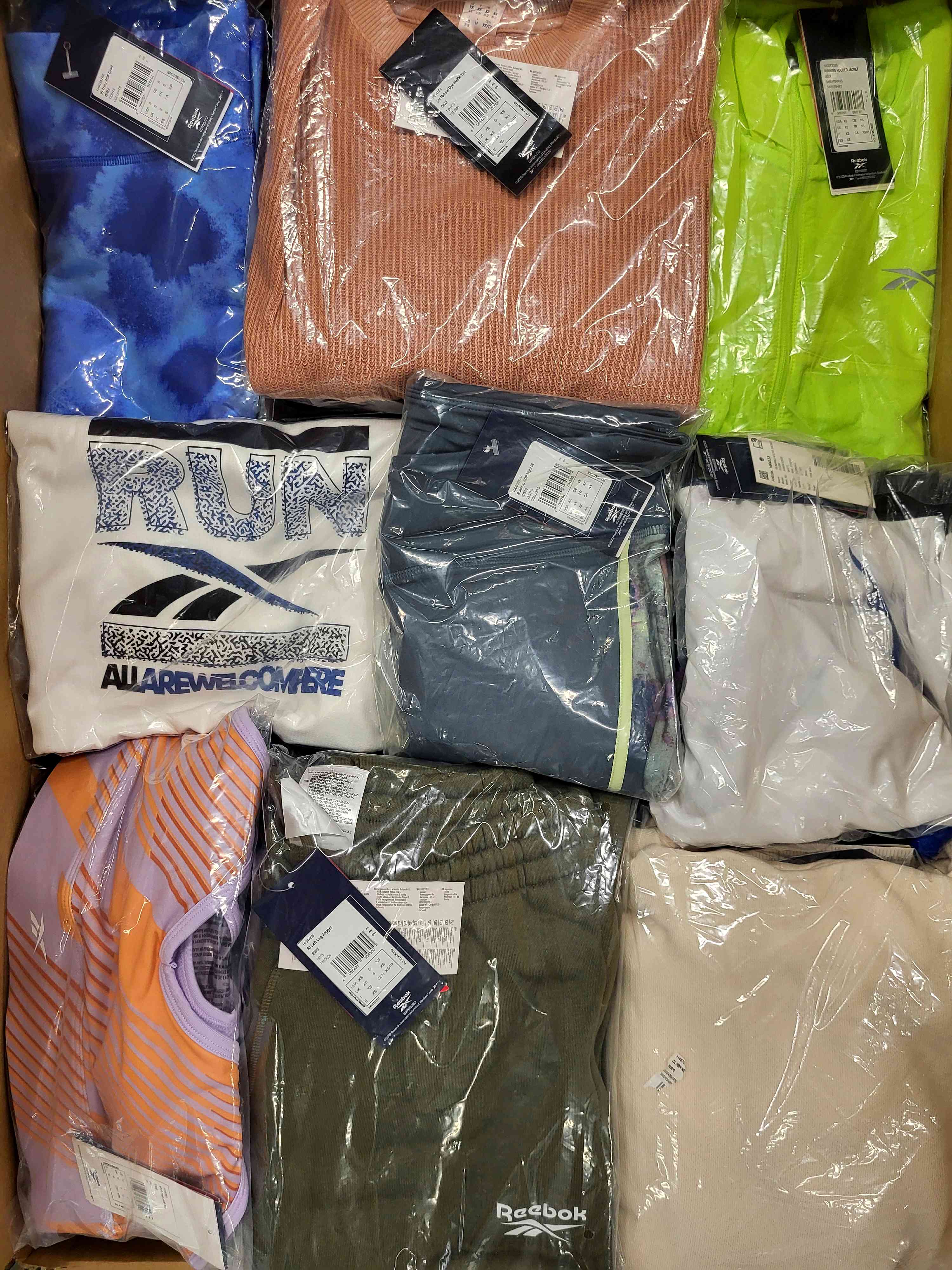 R429 2 The photo shows a package with clothing in the category R.