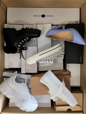 The photo shows a package with footwear in the category BS.