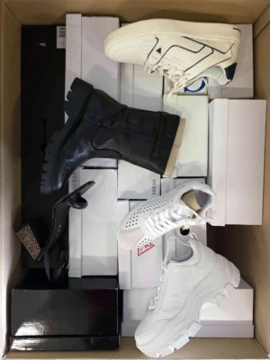 The photo shows a package with footwear in the category BS.