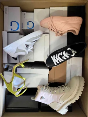 The photo shows a package with footwear in the category BS.