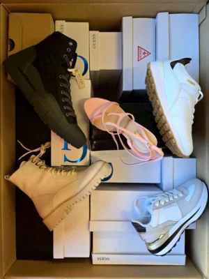 The photo shows a package with footwear in the category BS.