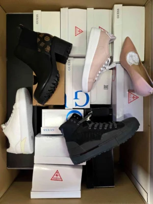 The photo shows a package with footwear in the category BS.