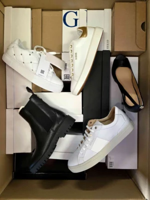 The photo shows a package with footwear in the category BS.