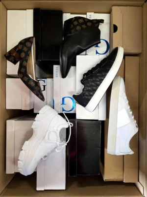 The photo shows a package with footwear in the category BS.