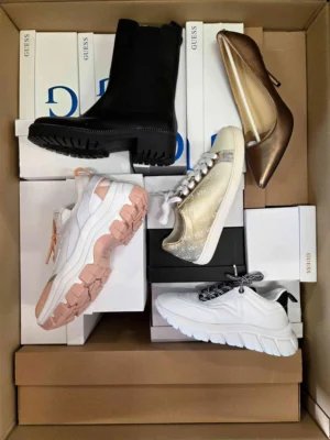 The photo shows a package with footwear in the category BS.
