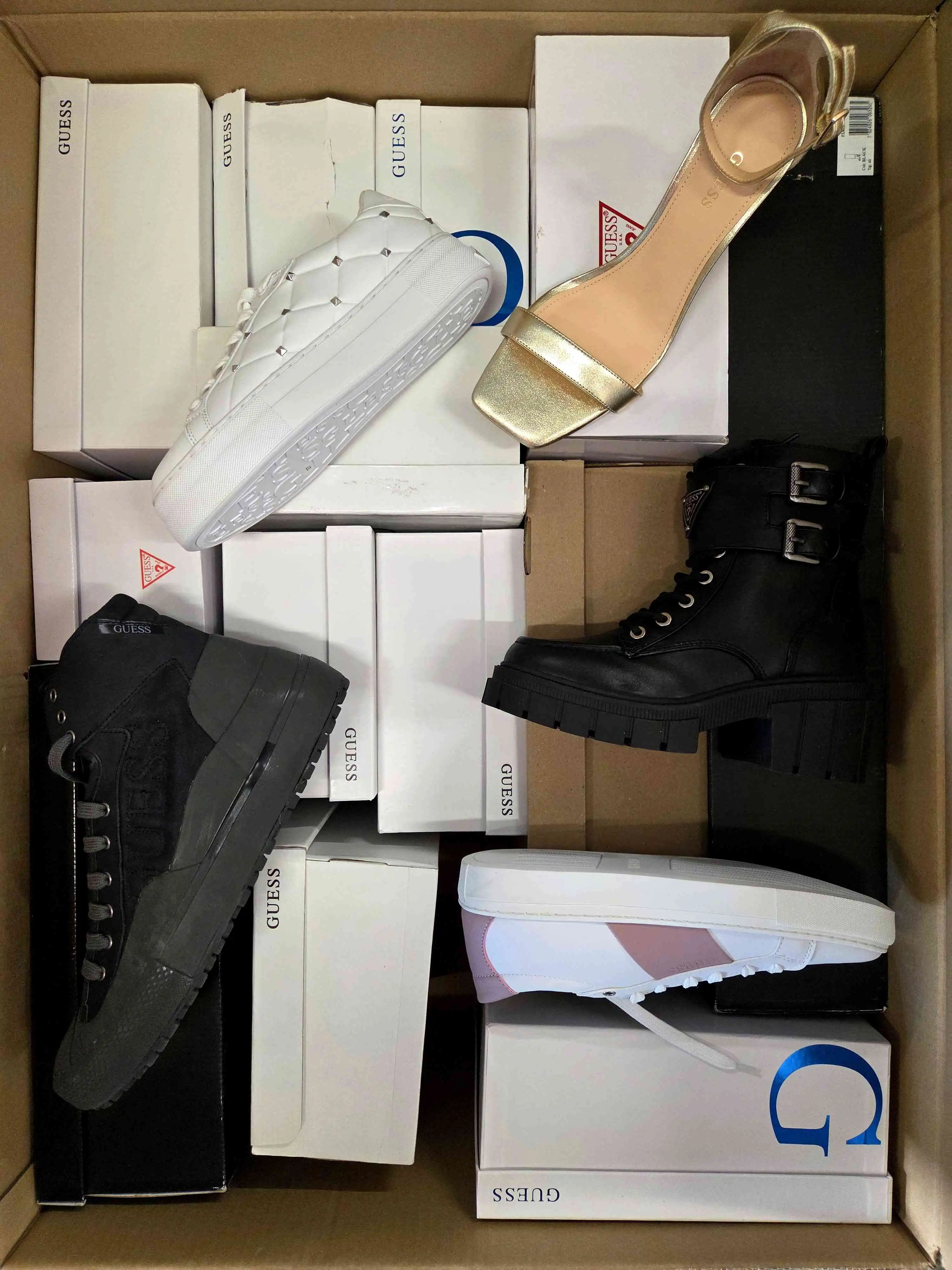 GBS502 3 The photo shows a package with footwear in the category BS.