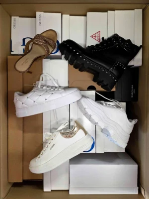 The photo shows a package with footwear in the category BS.