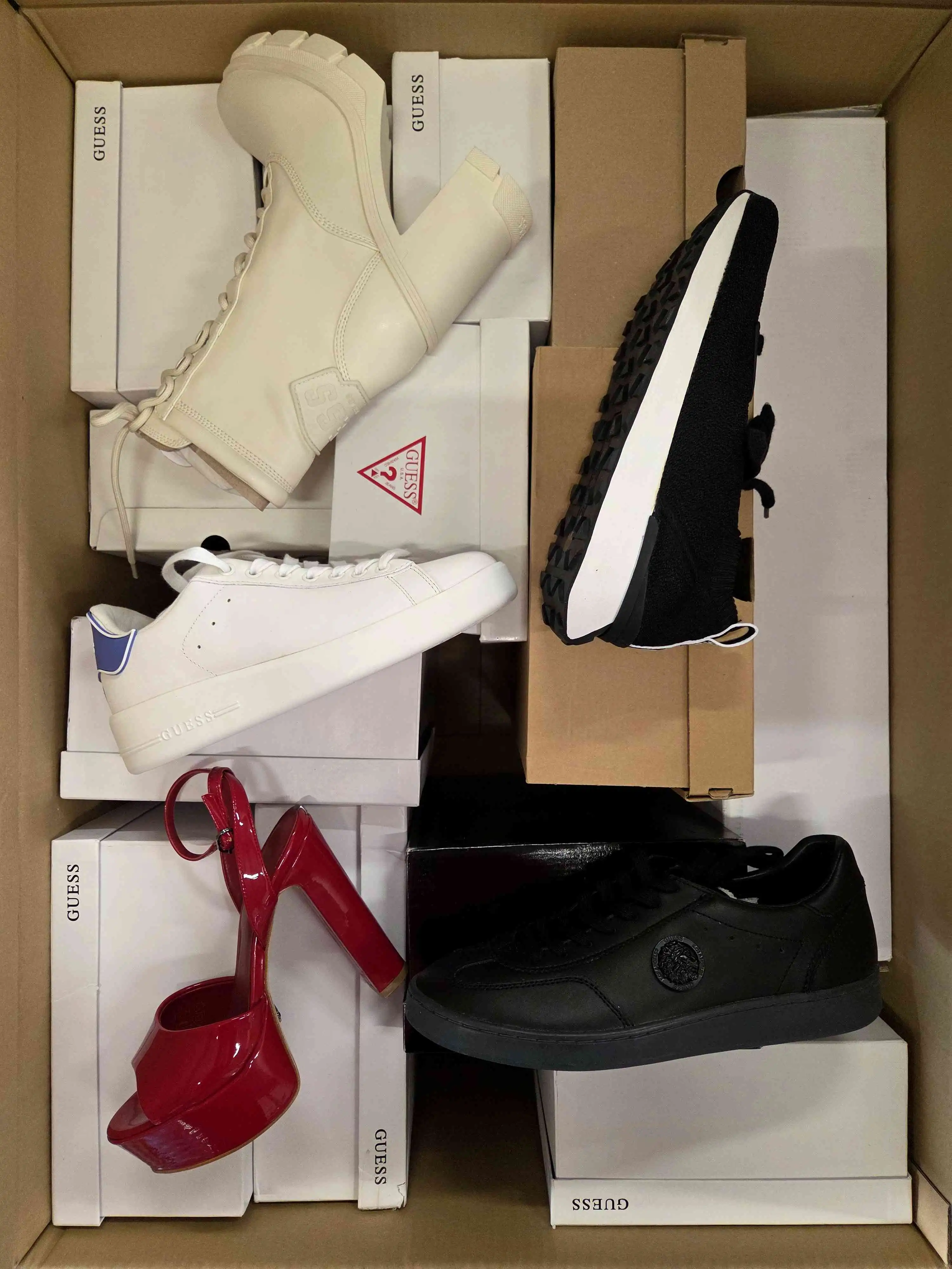 GBS506 3 The photo shows a package with footwear in the category BS.