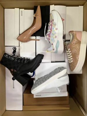 The photo shows a package with footwear in the category BS.