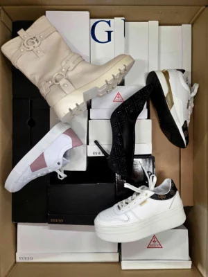 The photo shows a package with footwear in the category BS.