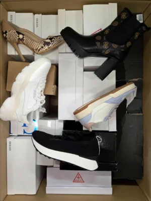 The photo shows a package with footwear in the category BS.