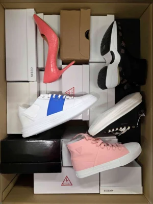 The photo shows a package with footwear in the category BS.