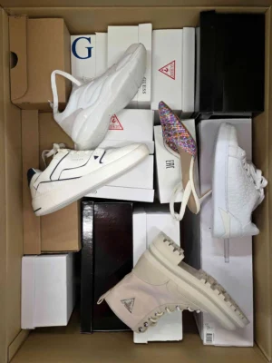 The photo shows a package with footwear in the category BS.