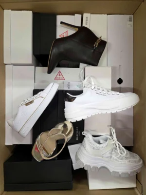 The photo shows a package with footwear in the category BS.