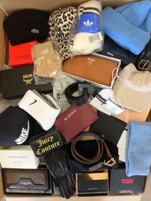 The picture shows a package with accessories in the category AC.