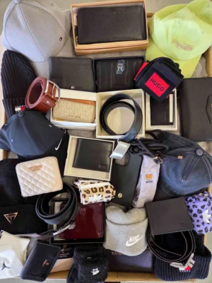 The picture shows a package with accessories in the category AC.