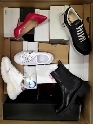 The photo shows a package with footwear in the category BS.