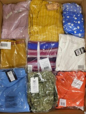 The photo shows a package with clothing in the category AR.