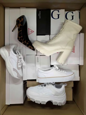 The photo shows a package with footwear in the category BS.