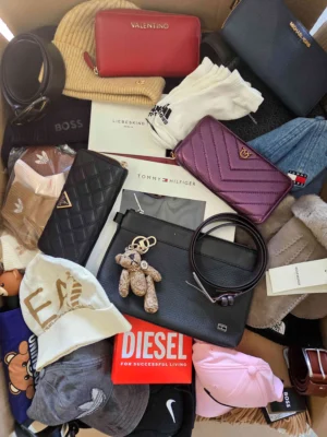 The picture shows a package with accessories in the category AC.