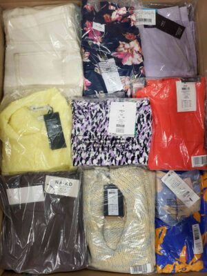 The photo shows a package with clothing in the category AR.