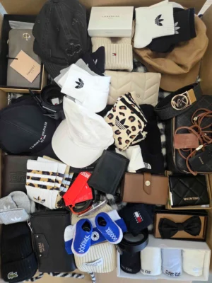 The picture shows a package with accessories in the category AC.