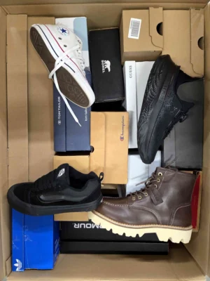 The photo shows a package with footwear in the category CS.