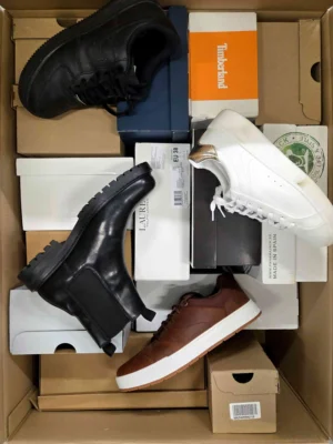 The photo shows a package with footwear in the category CS.