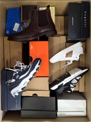 The photo shows a package with footwear in the category CS.