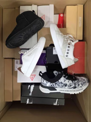 The photo shows a package with footwear in the category CS.