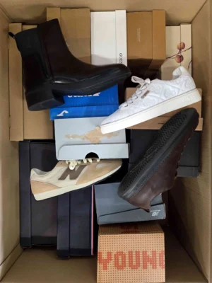 The photo shows a package with footwear in the category CS.