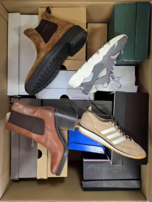 The photo shows a package with footwear in the category CS.