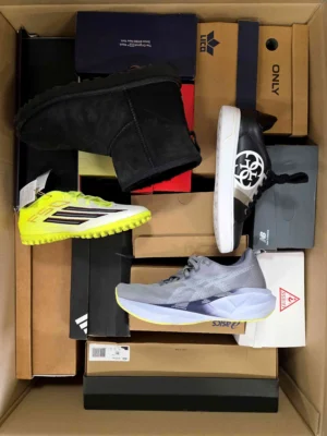 The photo shows a package with footwear in the category CS.