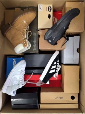 The photo shows a package with footwear in the category CS.