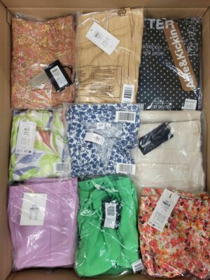 The photo shows a package with clothing in the category AR.