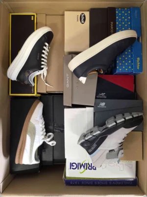 The photo shows a package with footwear in the category CS.