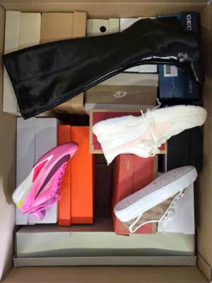 The photo shows a package with footwear in the category CS.