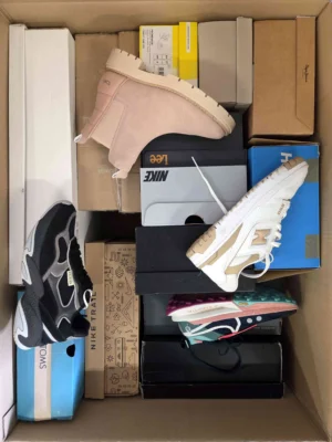 The photo shows a package with footwear in the category CS.