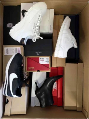 The photo shows a package with footwear in the category CS.