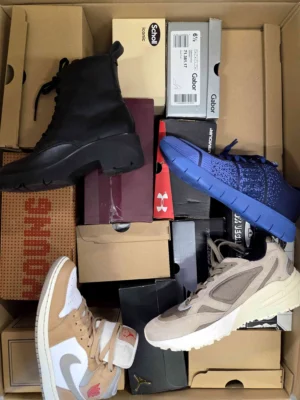 The photo shows a package with footwear in the category CS.