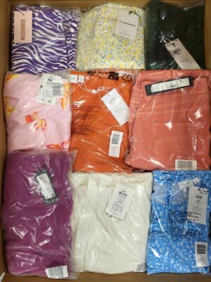 The photo shows a package with clothing in the category AR.