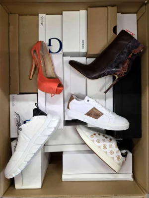 The photo shows a package with footwear in the category BS.