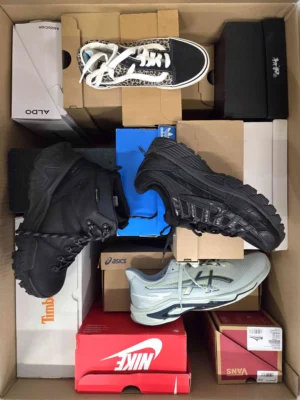 The photo shows a package with footwear in the category CS.